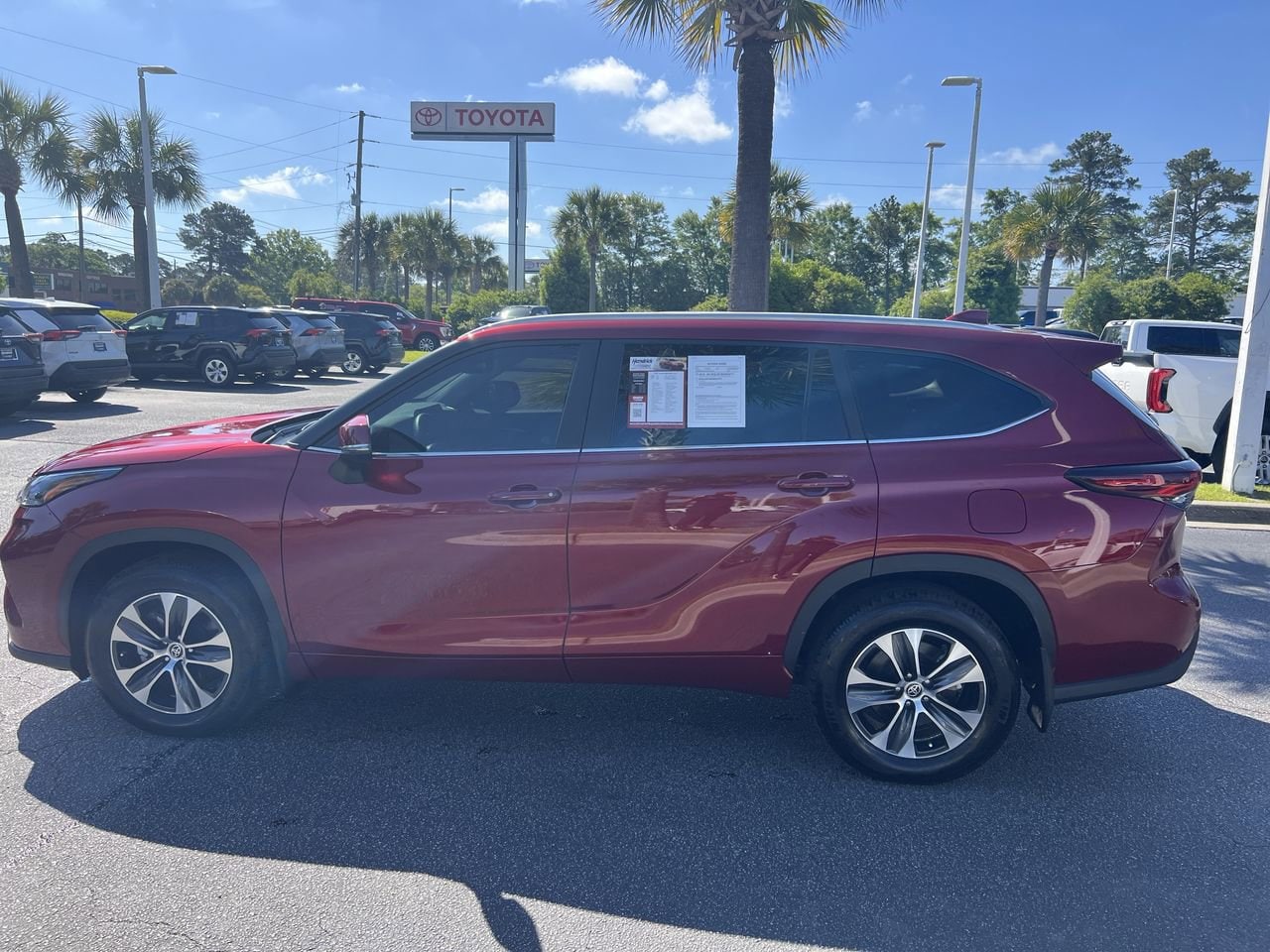 2025 Toyota Highlander XLE photo 6