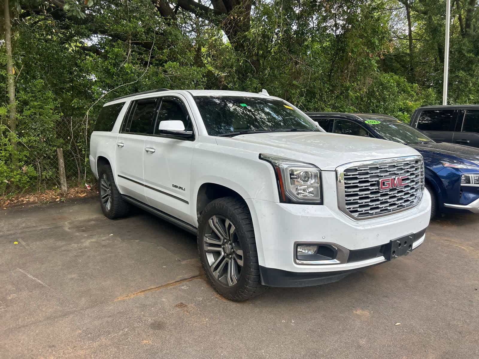2019 GMC Yukon XL Denali photo 3