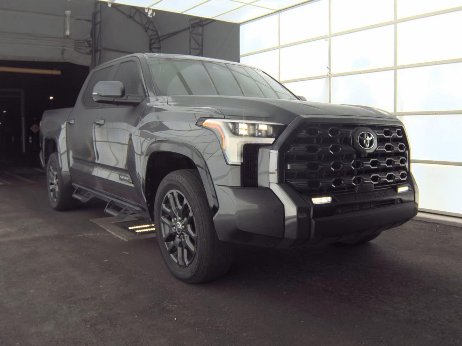 2023 Toyota Tundra Platinum photo 2