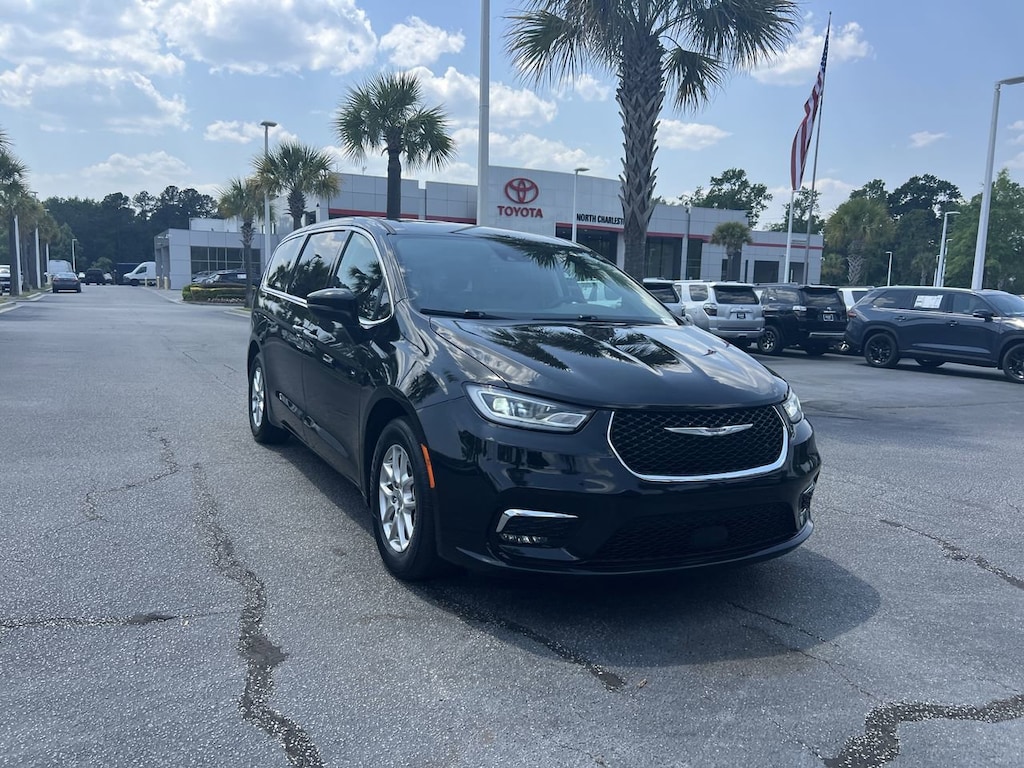 Used 2023 Chrysler Pacifica Touring L Minivan
