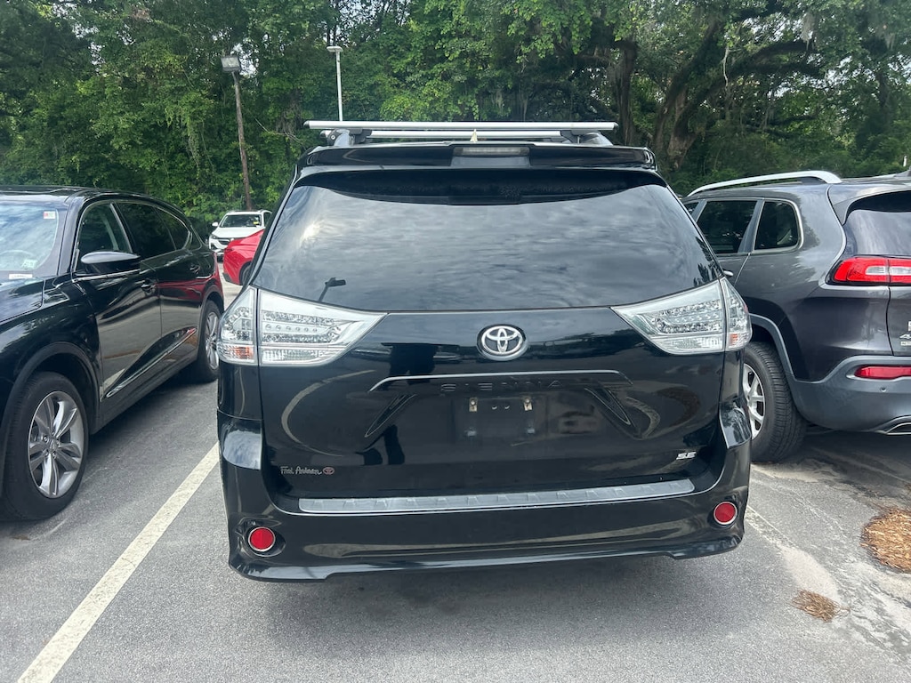 Used 2018 Toyota Sienna SE Premium Minivan