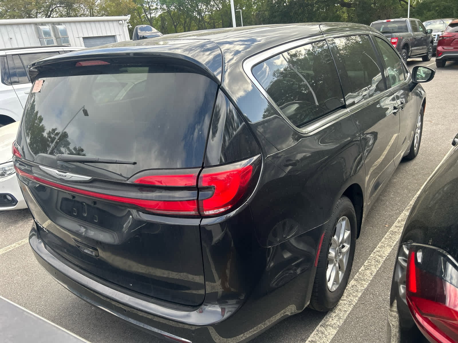 2023 Chrysler Pacifica Touring L photo 3