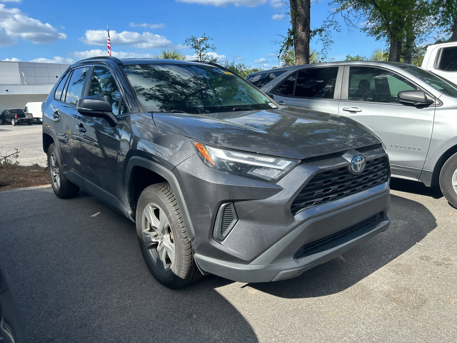 2022 Toyota RAV4 Hybrid XLE photo 3