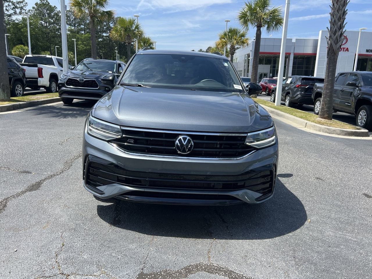 2024 Volkswagen Tiguan SE R-Line Black photo 2