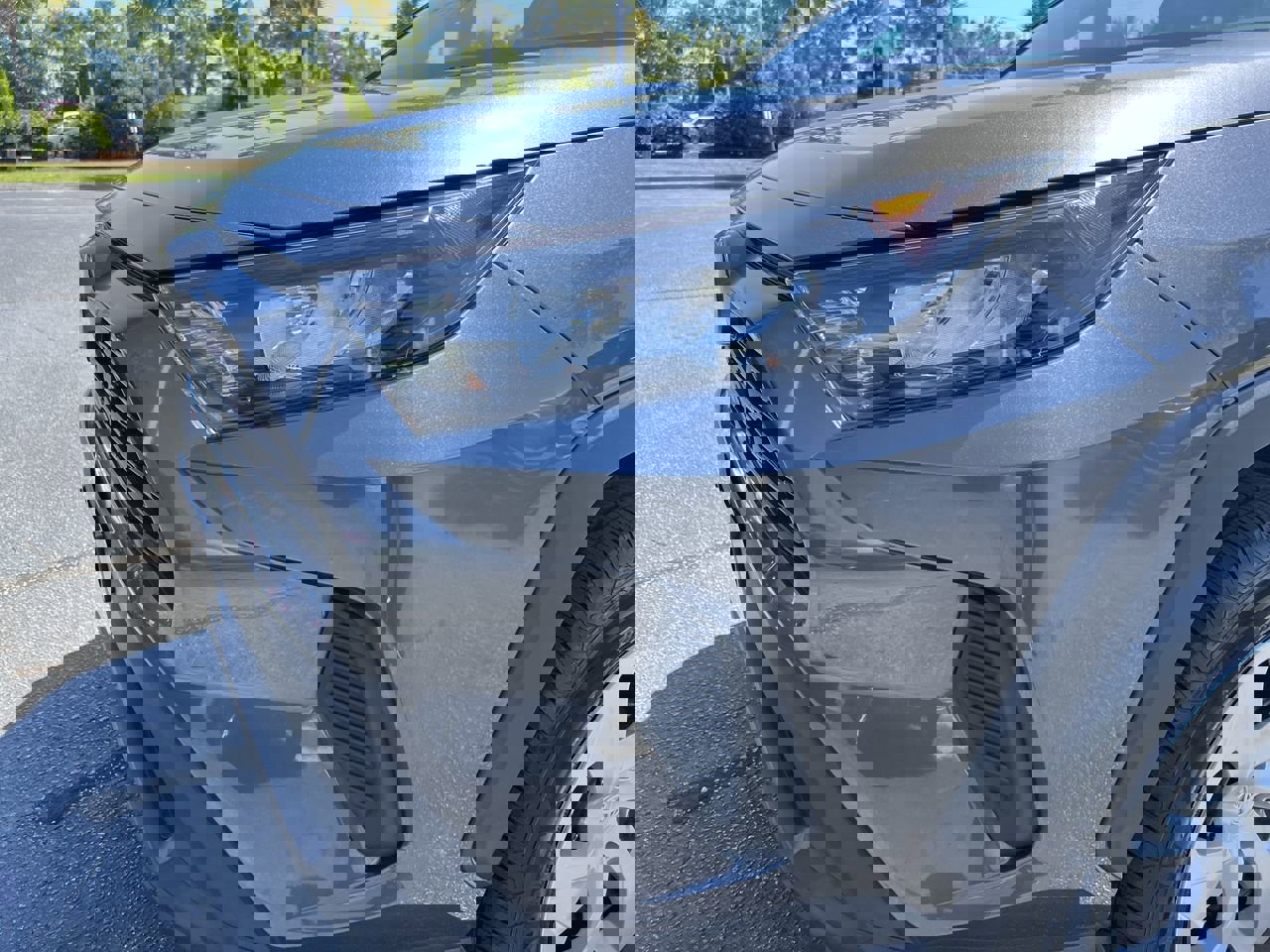 2022 Toyota RAV4 LE photo 5