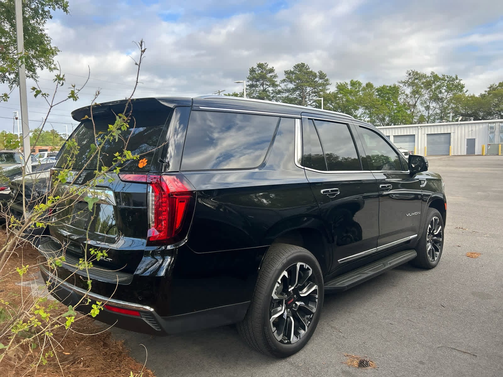 2024 GMC Yukon SLT photo 5