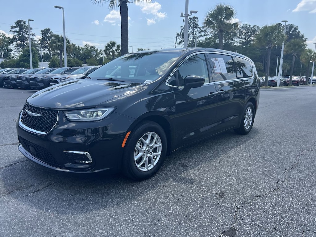 Used 2023 Chrysler Pacifica Touring L Minivan