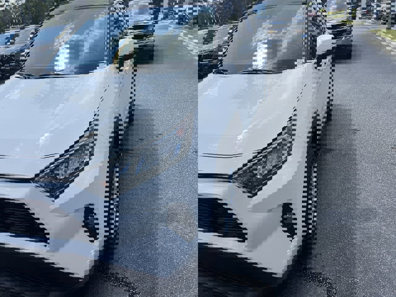 2020 Toyota RAV4 XLE photo 3