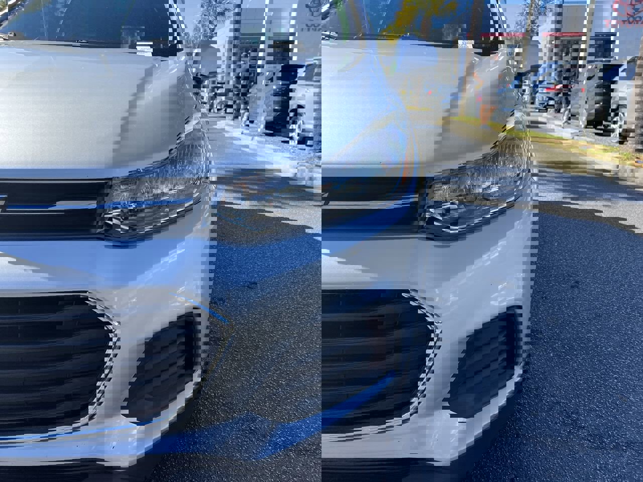 2019 Chevrolet Trax LS photo 3