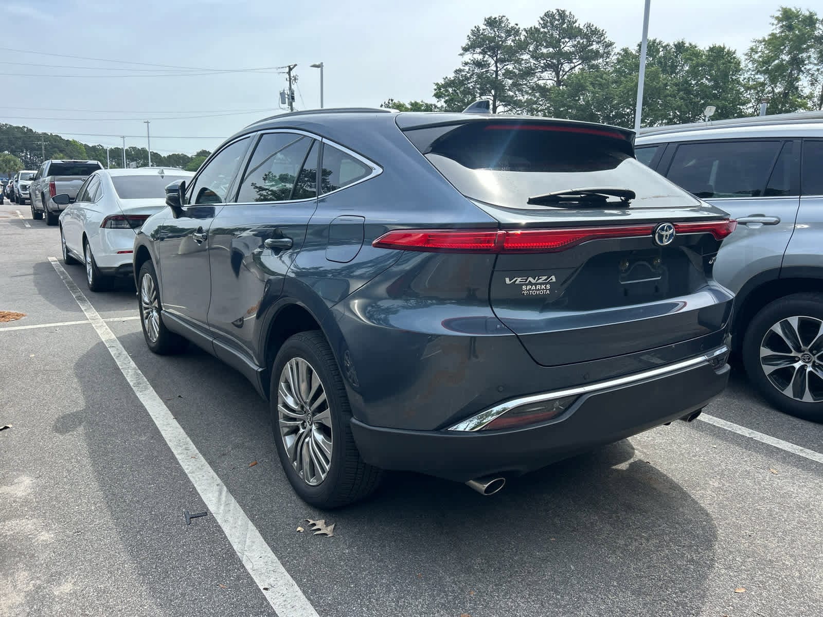 2024 Toyota Venza XLE photo 2