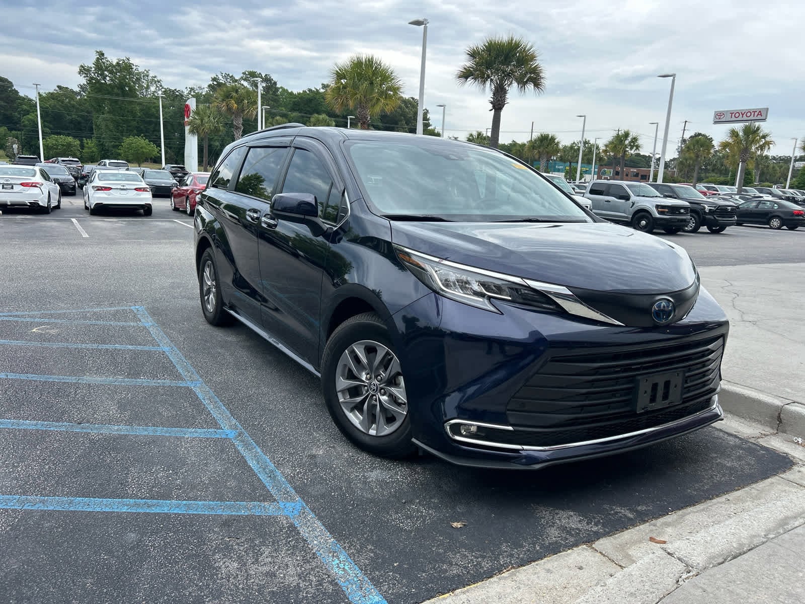 2023 Toyota Sienna XLE photo 6