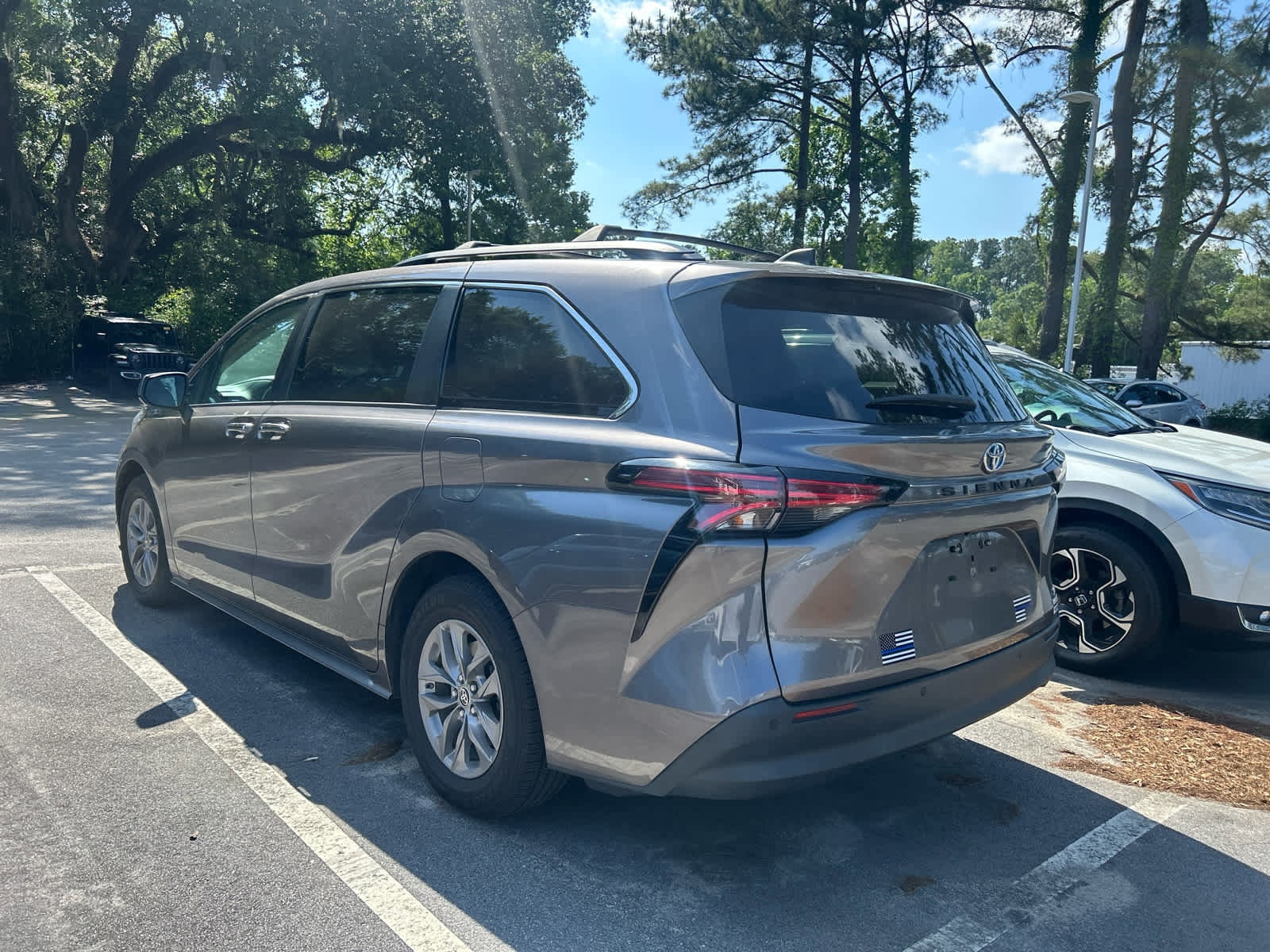 2022 Toyota Sienna XLE photo 2