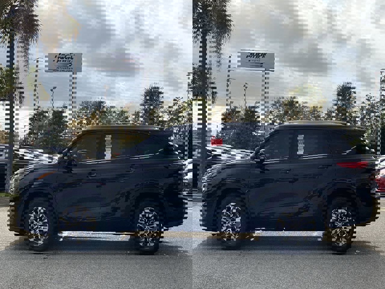 2021 Toyota Highlander XLE photo 3