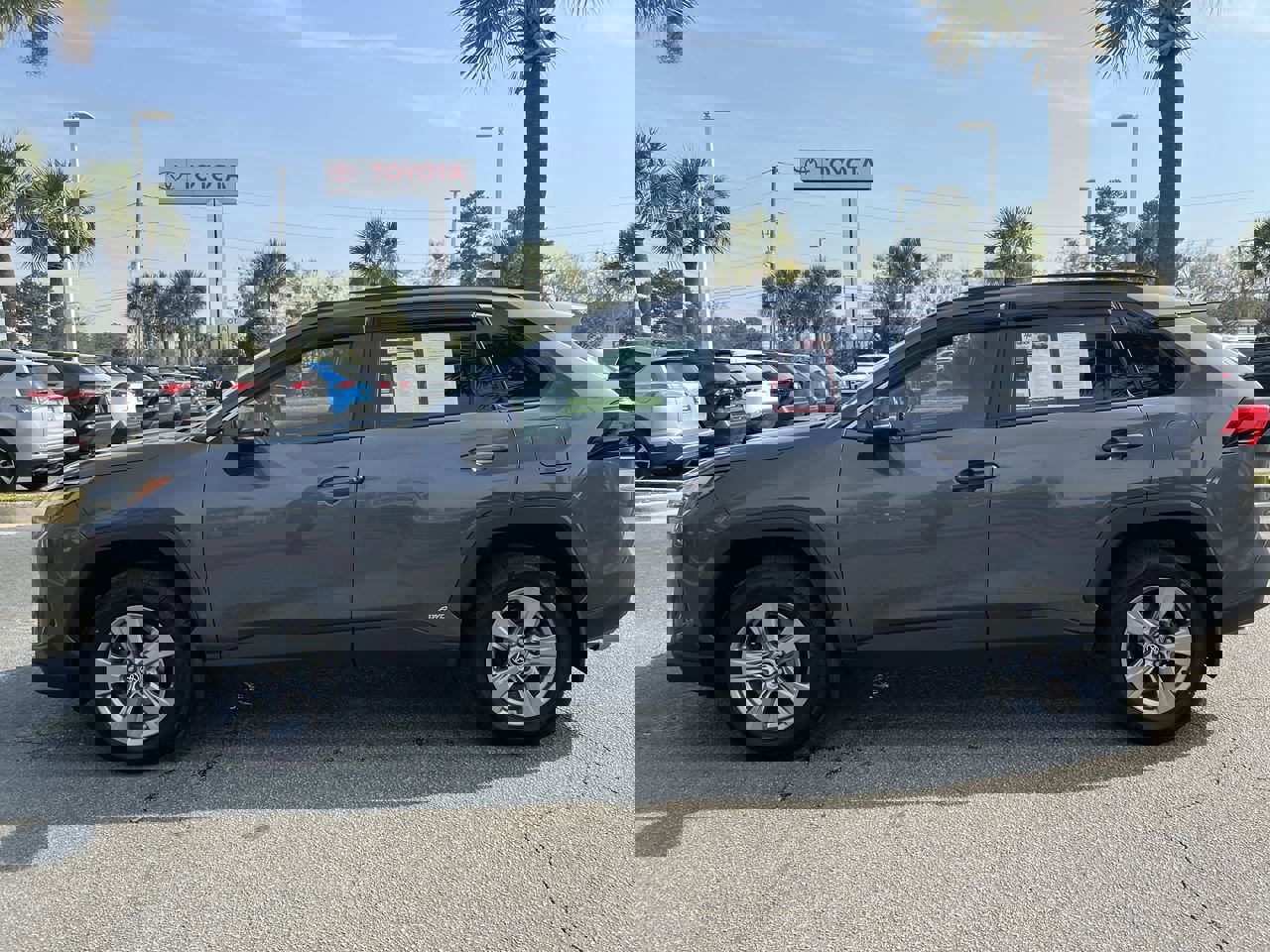 2022 Toyota RAV4 Hybrid XLE photo 6