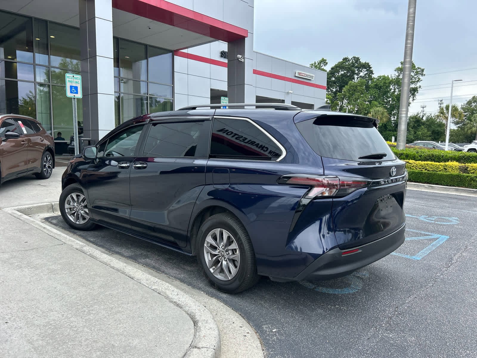 2023 Toyota Sienna XLE photo 2
