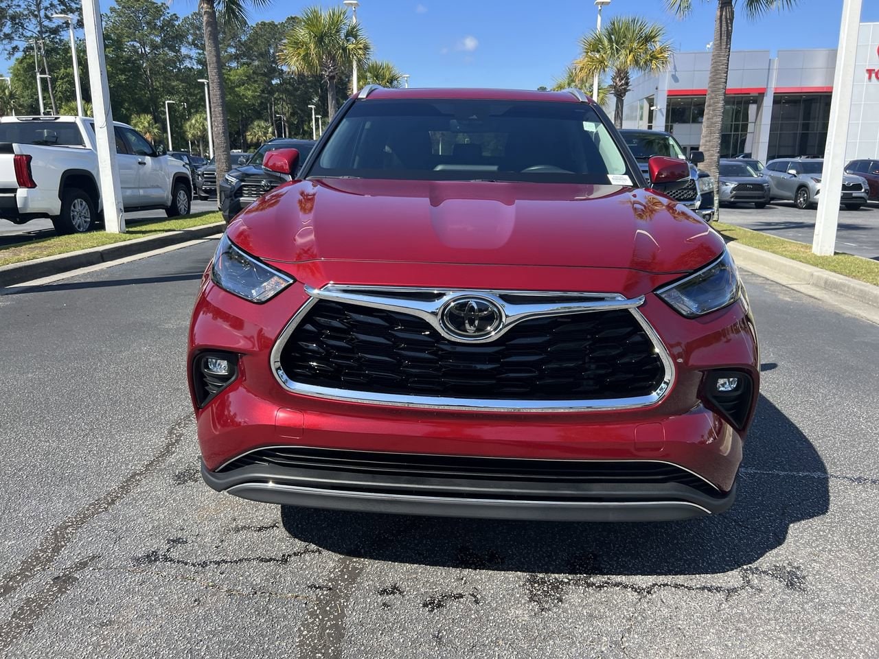 2025 Toyota Highlander XLE photo 2