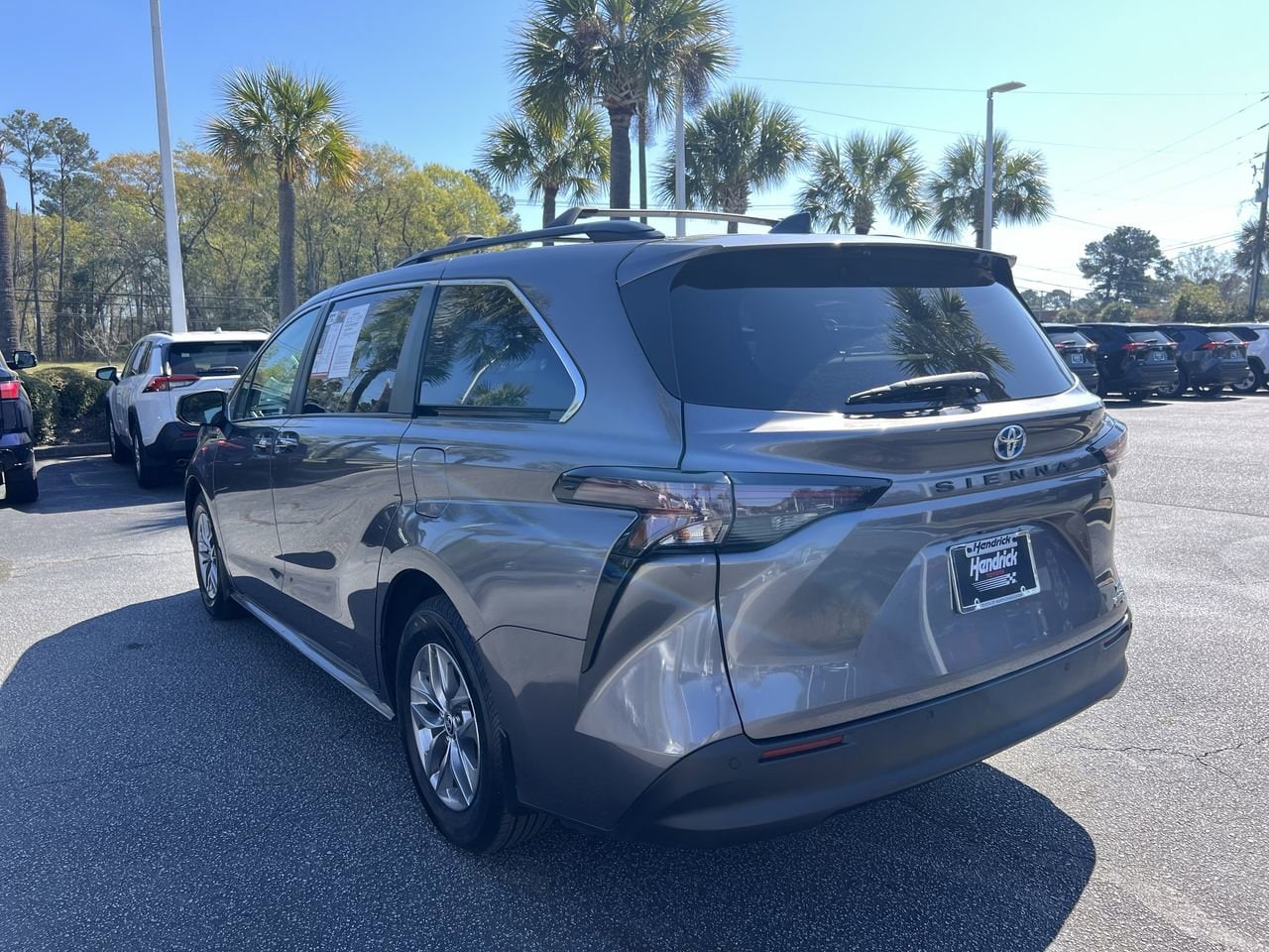 2023 Toyota Sienna XLE photo 6