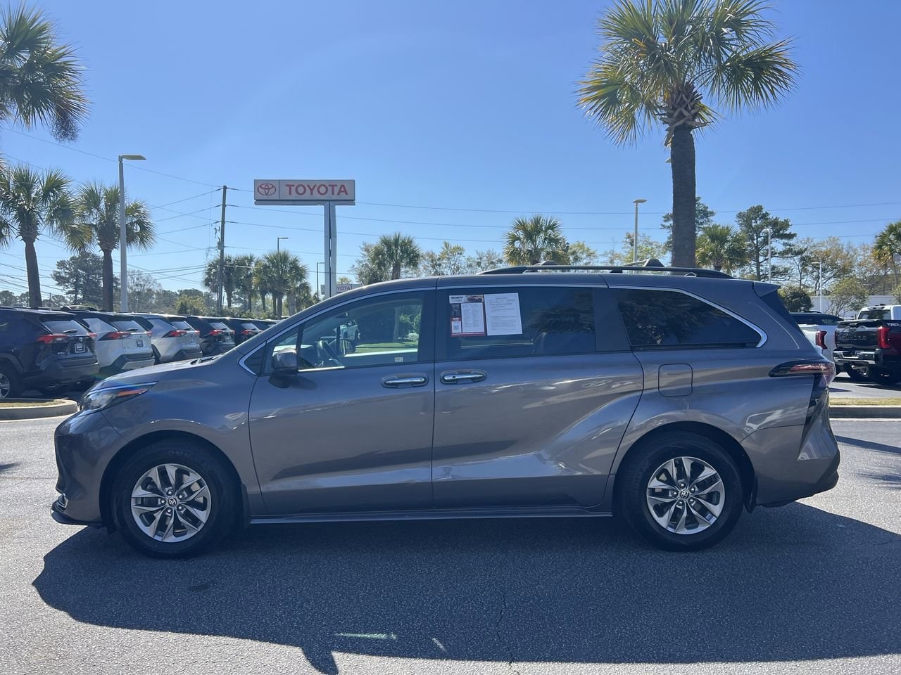 2023 Toyota Sienna XLE photo 5