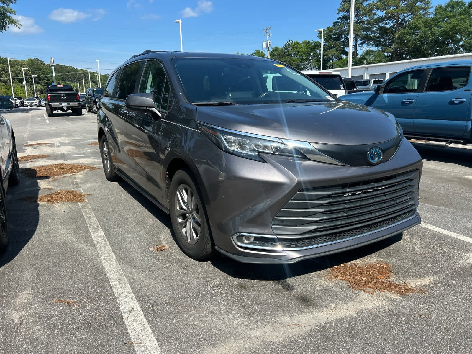 2022 Toyota Sienna XLE photo 6