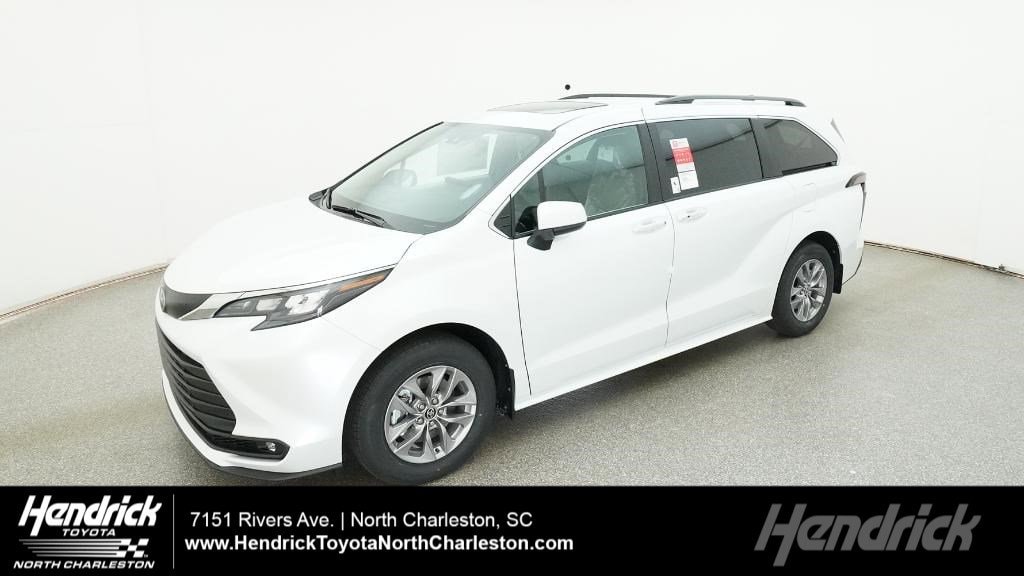 2026 Toyota Sienna XLE's photo