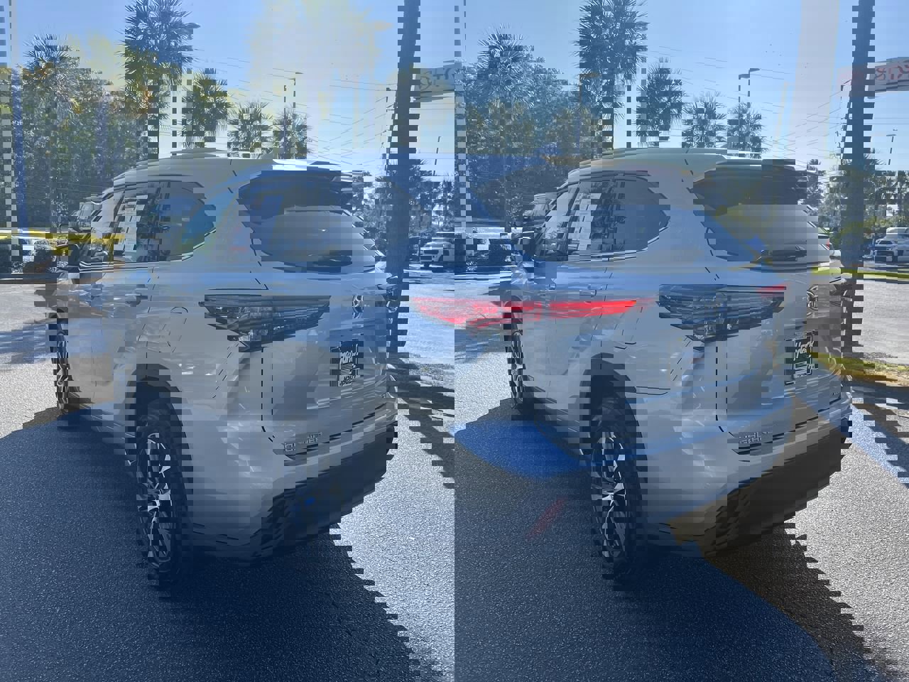 2022 Toyota Highlander Hybrid XLE photo 3