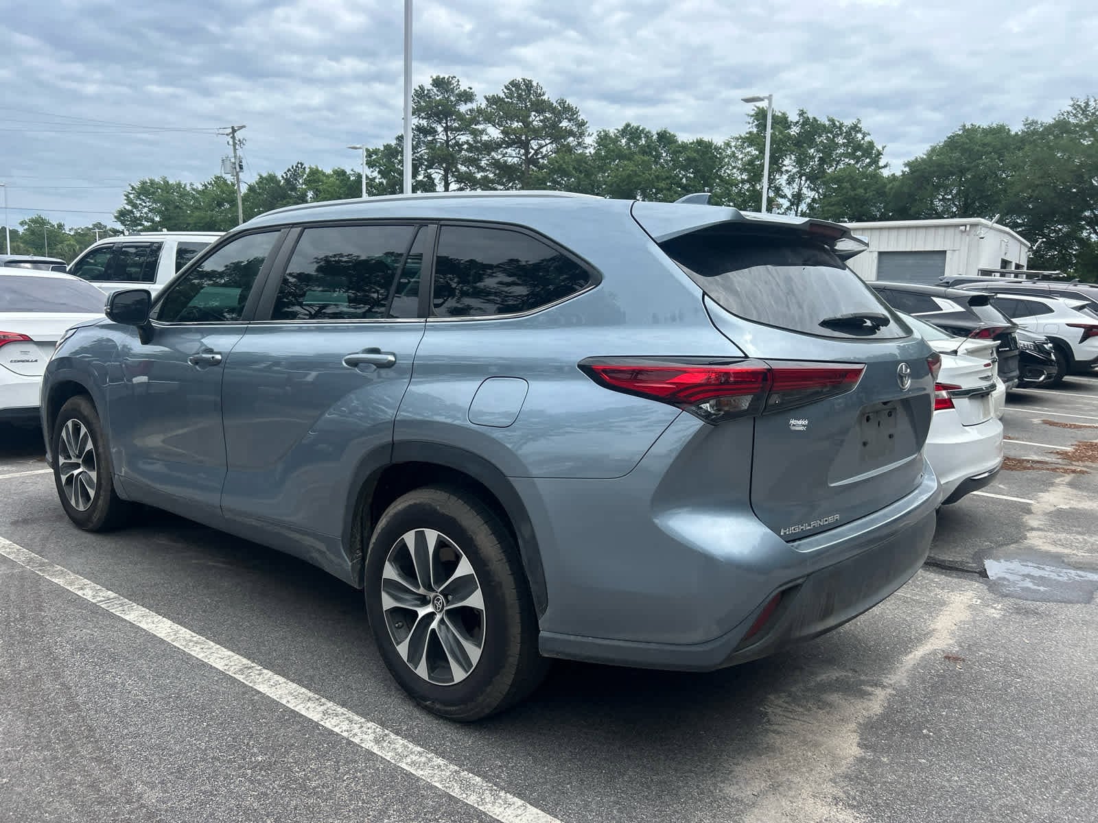 2023 Toyota Highlander XLE photo 2