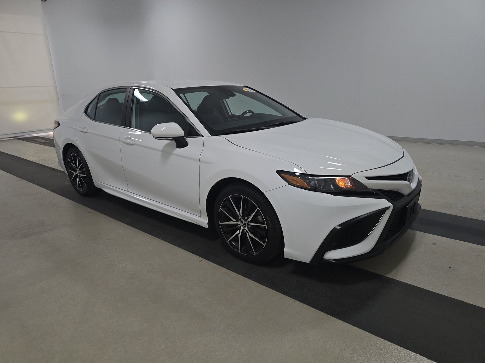 2023 Toyota Camry SE photo 3