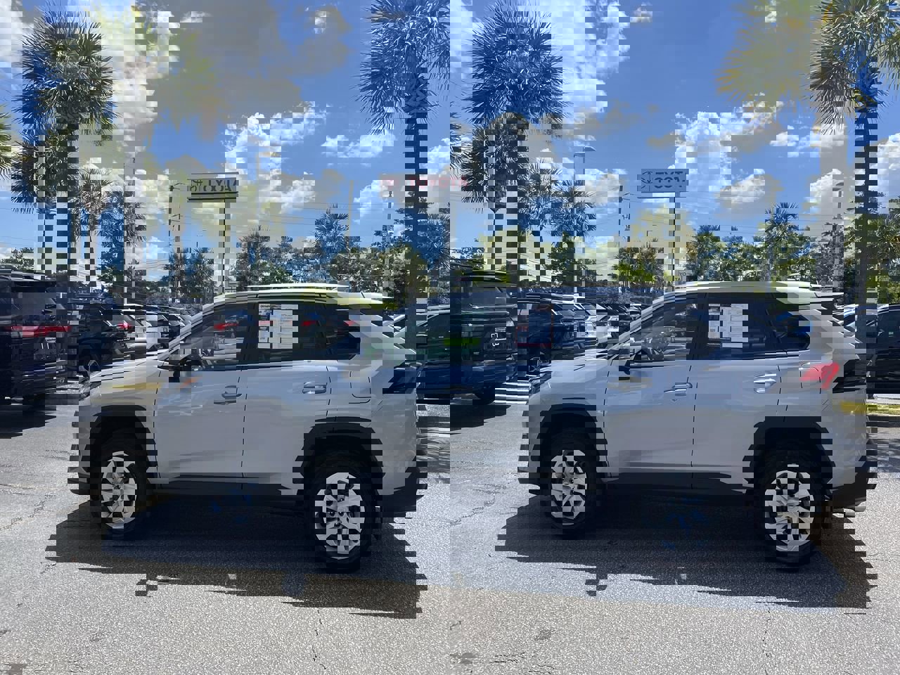 2025 Toyota RAV4 LE photo 6