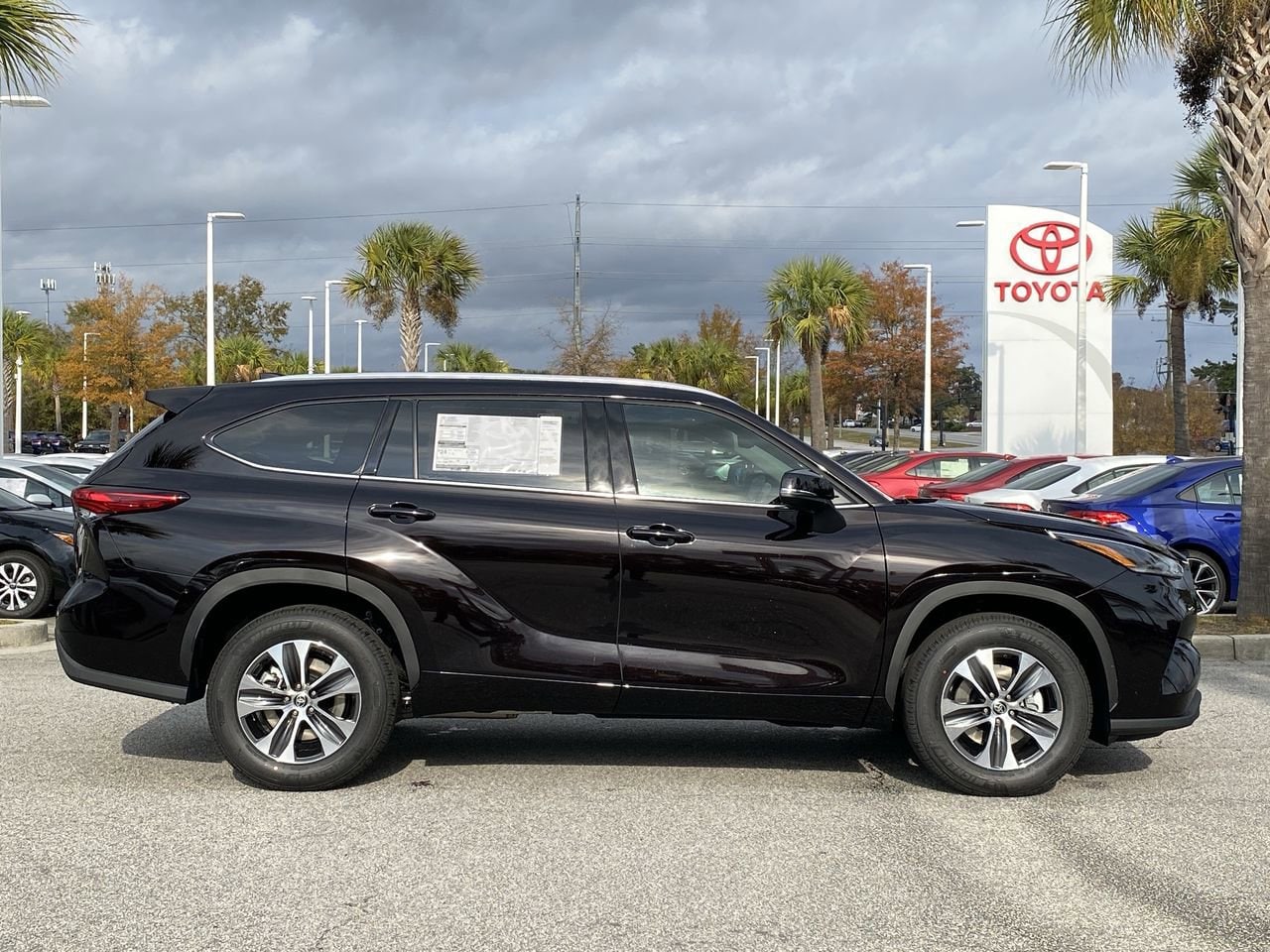 2021 Toyota Highlander XLE photo 2