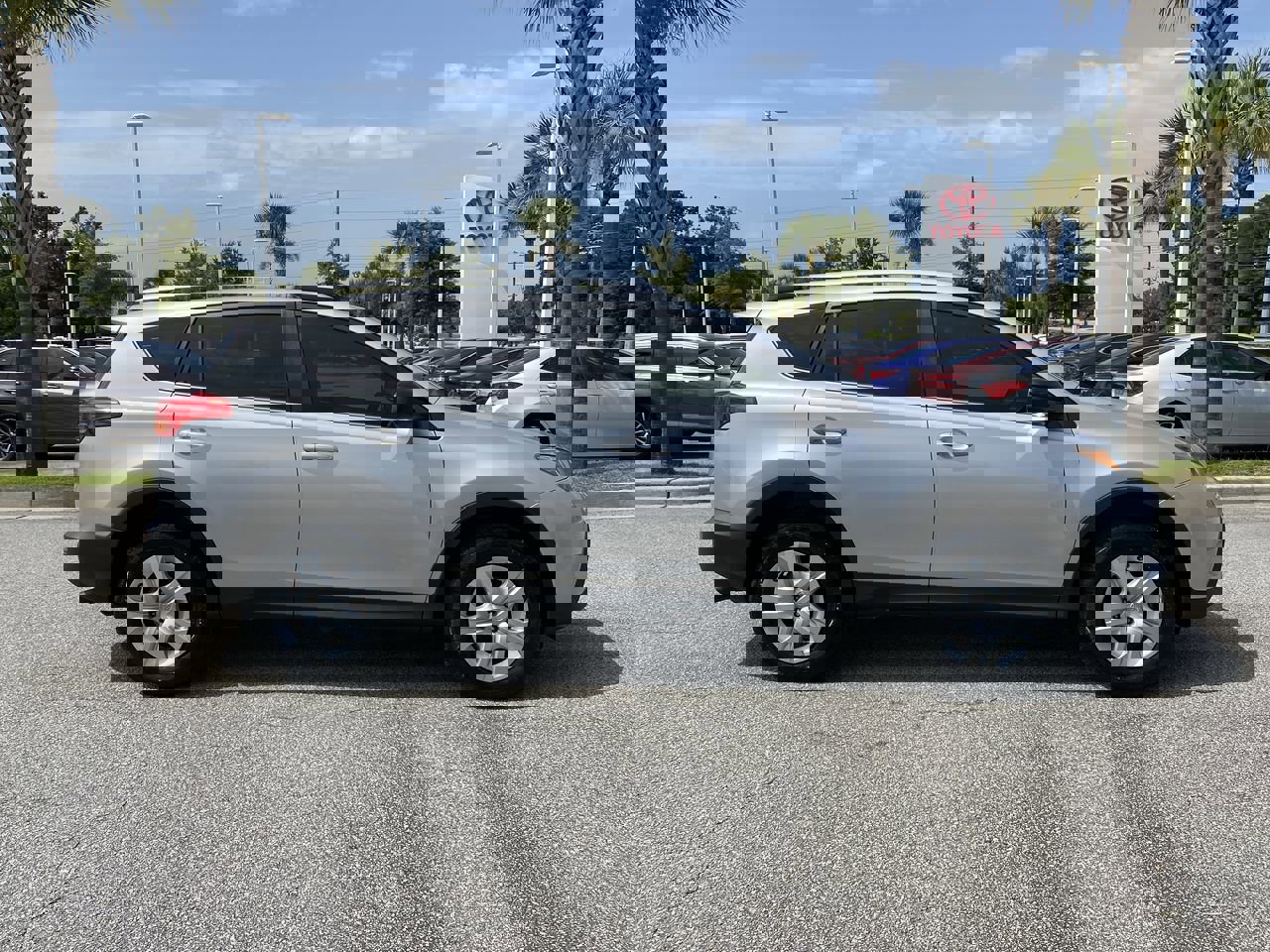 2014 Toyota RAV4 LE photo 2