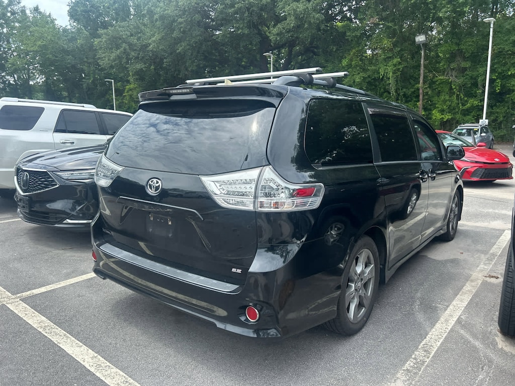 Used 2018 Toyota Sienna SE Premium Minivan