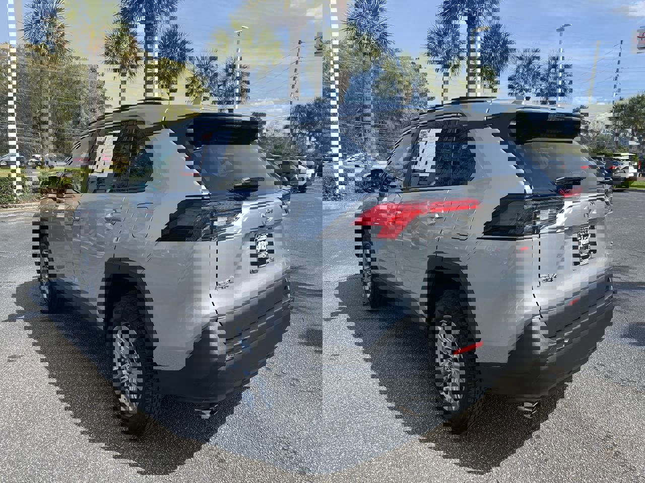 2024 Toyota RAV4 XLE photo 3