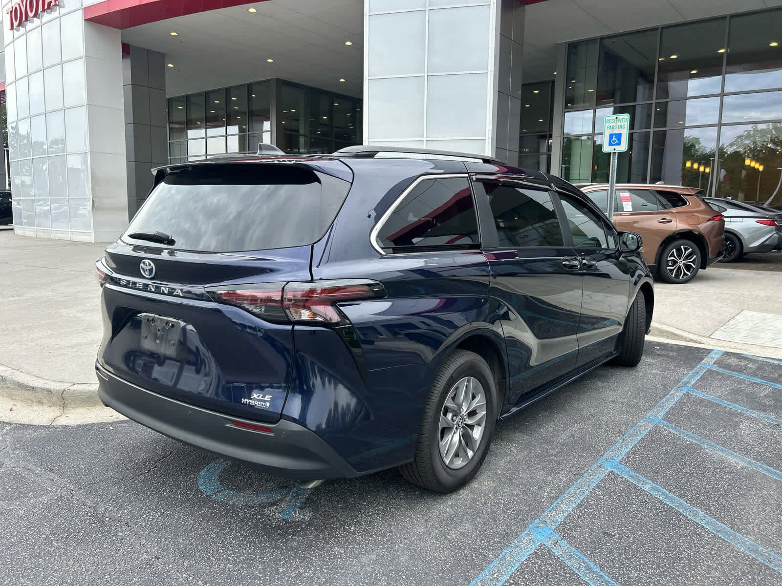 2023 Toyota Sienna XLE photo 5