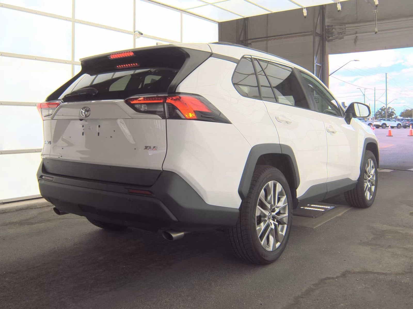 2019 Toyota RAV4 XLE Premium photo 5