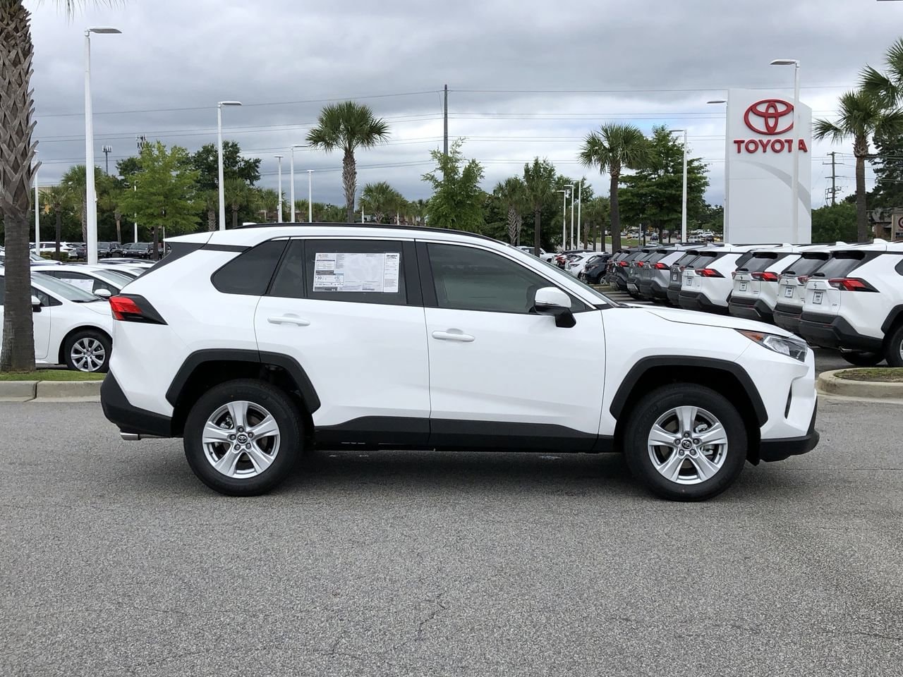 2020 Toyota RAV4 XLE photo 2