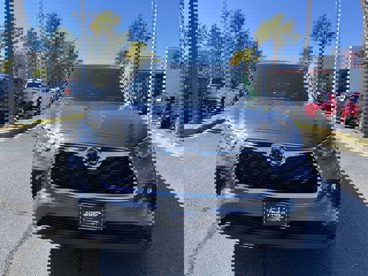 2024 Toyota Highlander LE photo 2