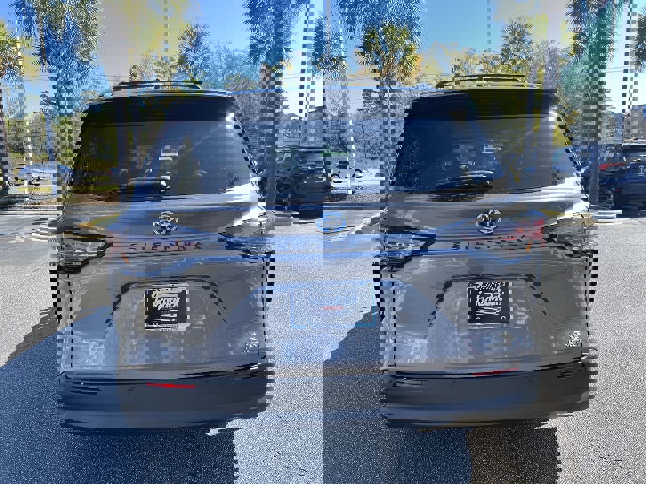2023 Toyota Sienna XLE photo 3