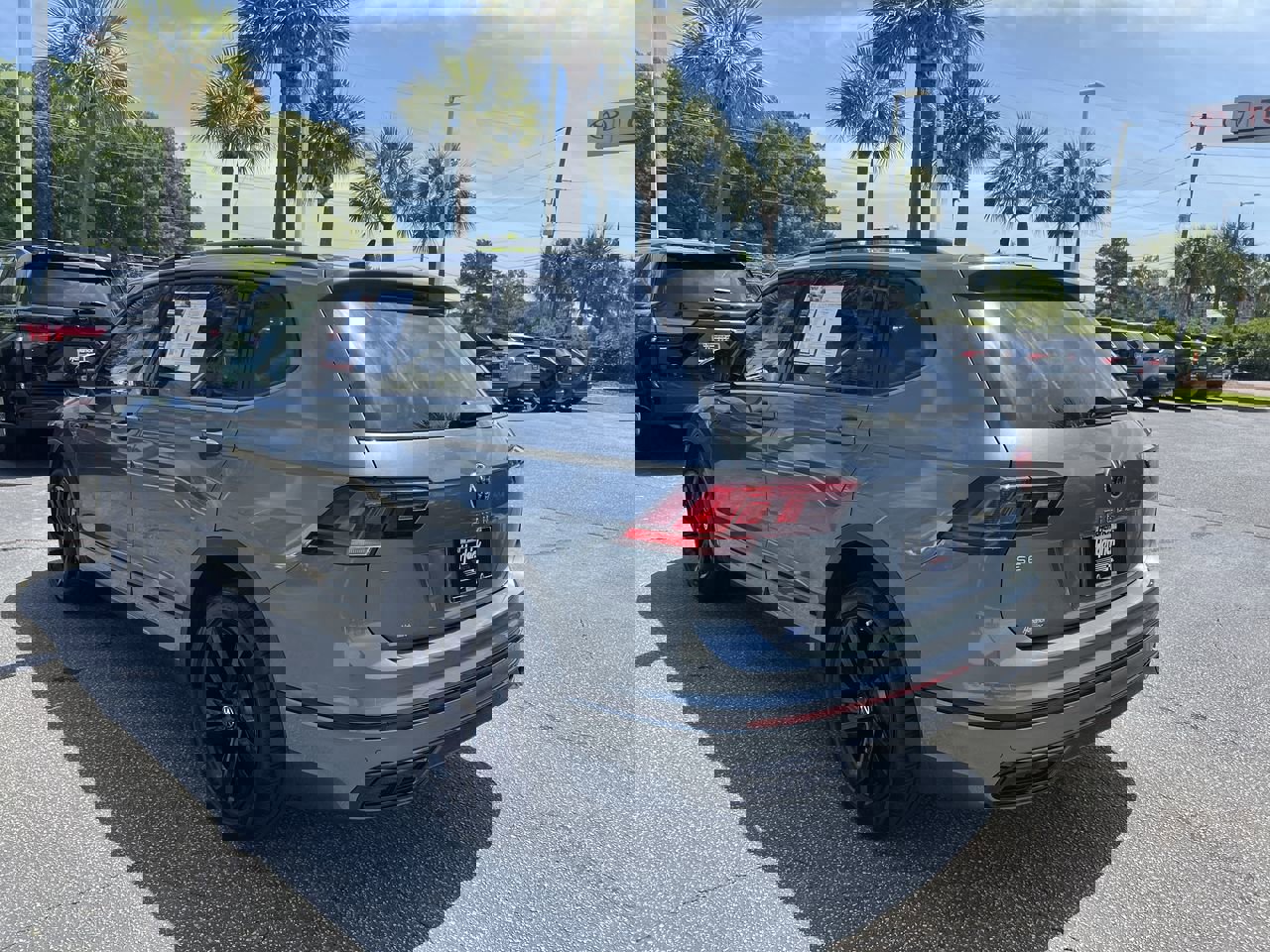 2024 Volkswagen Tiguan SE R-Line Black photo 3