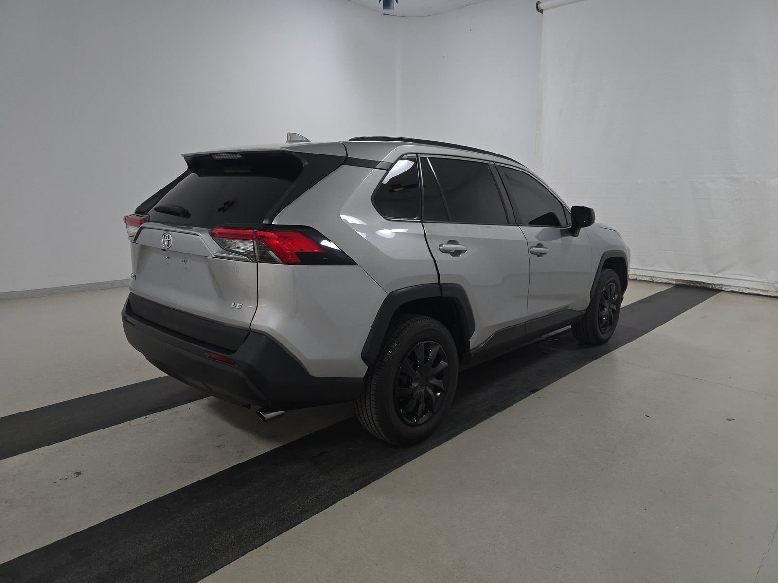 2019 Toyota RAV4 LE photo 5
