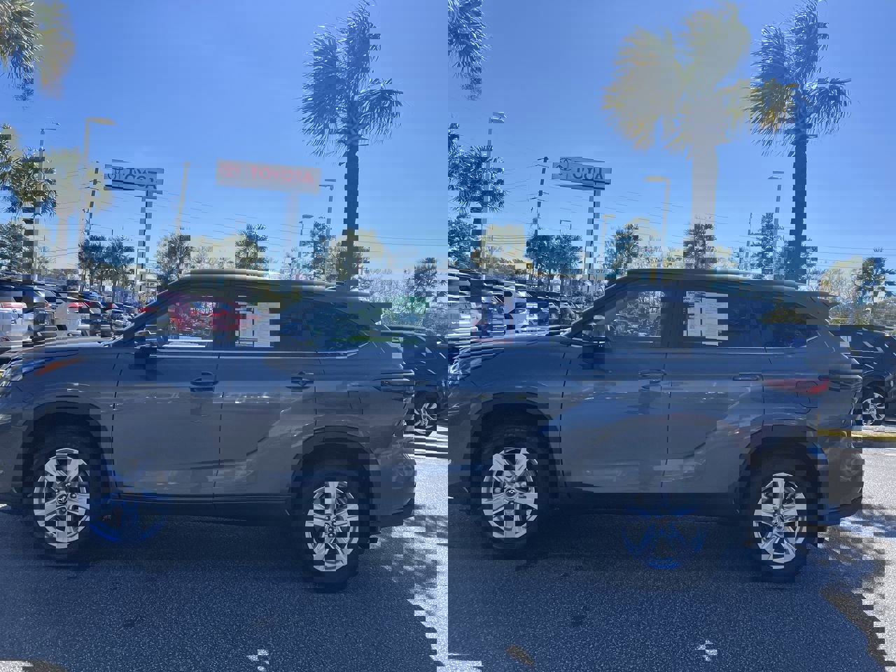 2024 Toyota Highlander LE photo 6