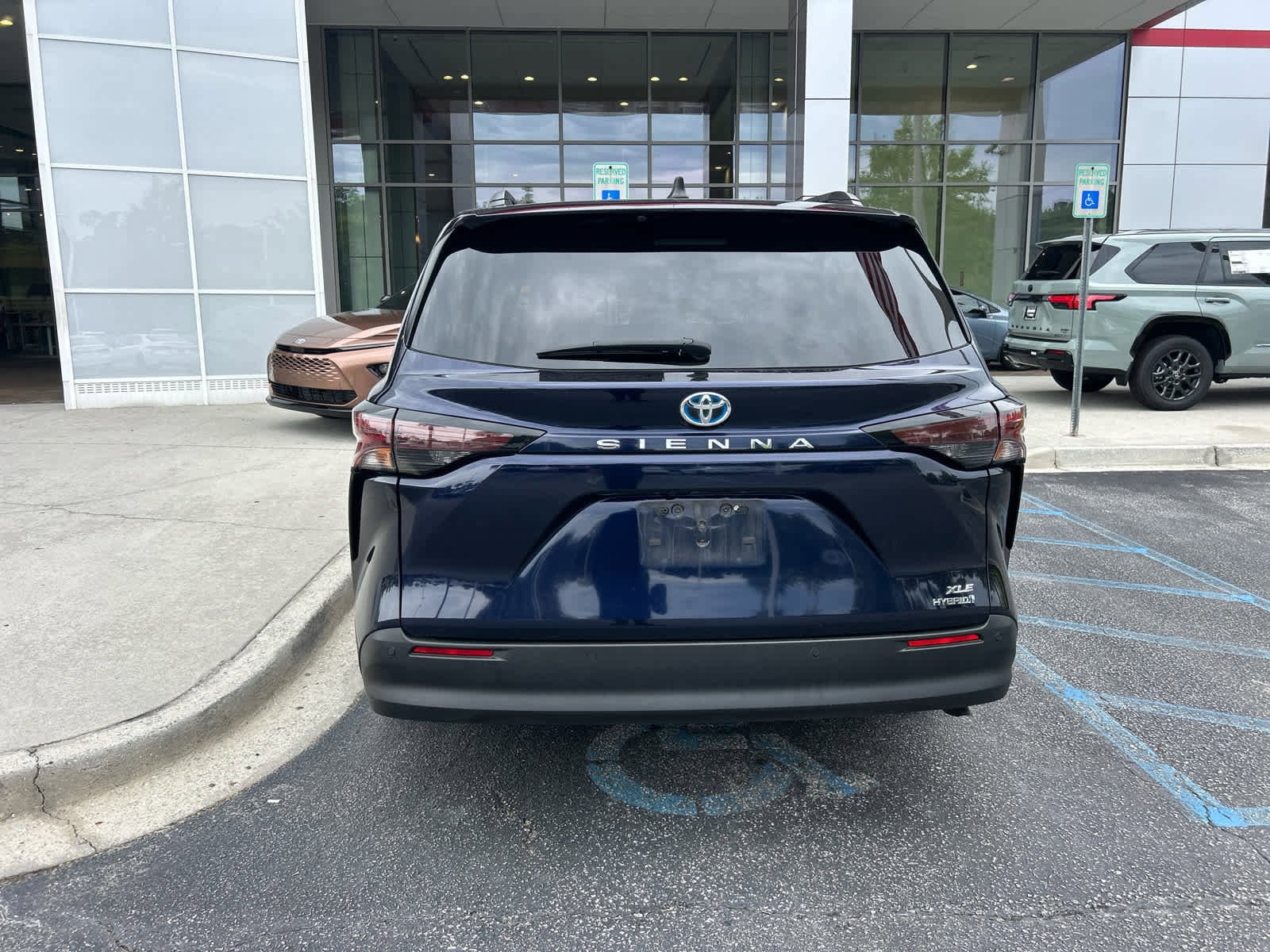 2023 Toyota Sienna XLE photo 3