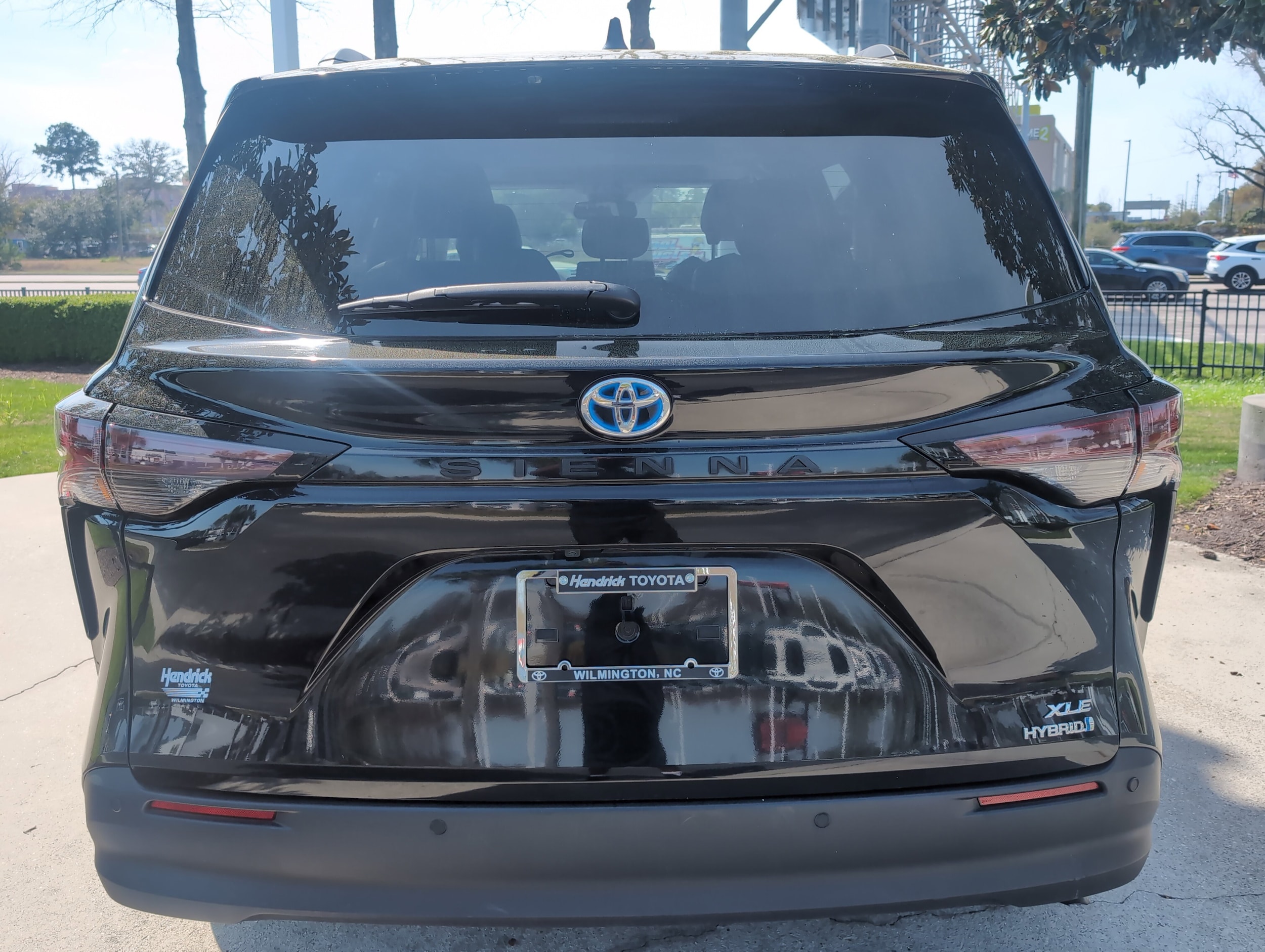 2024 Toyota Sienna XLE photo 3