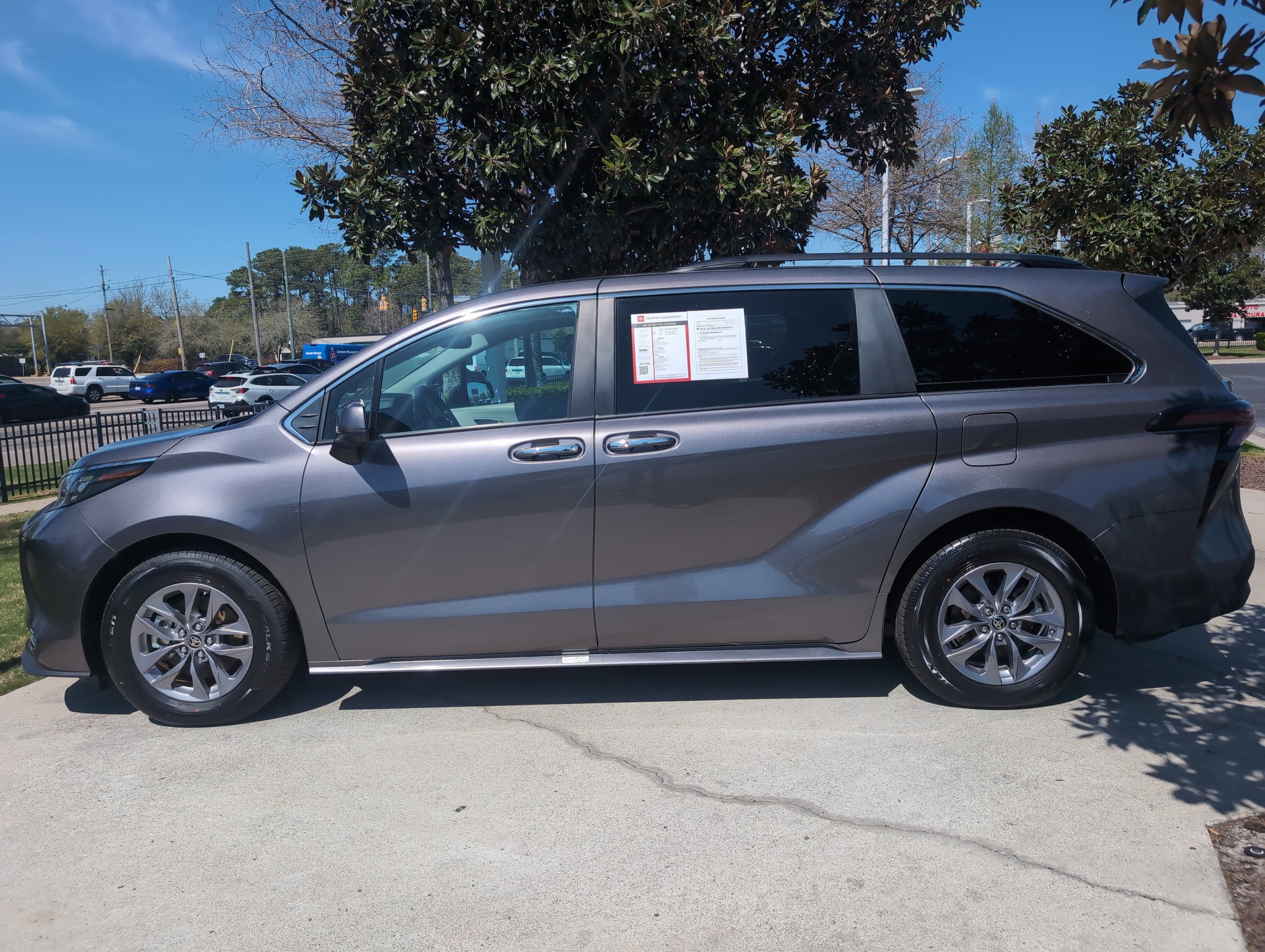 2024 Toyota Sienna XLE photo 6