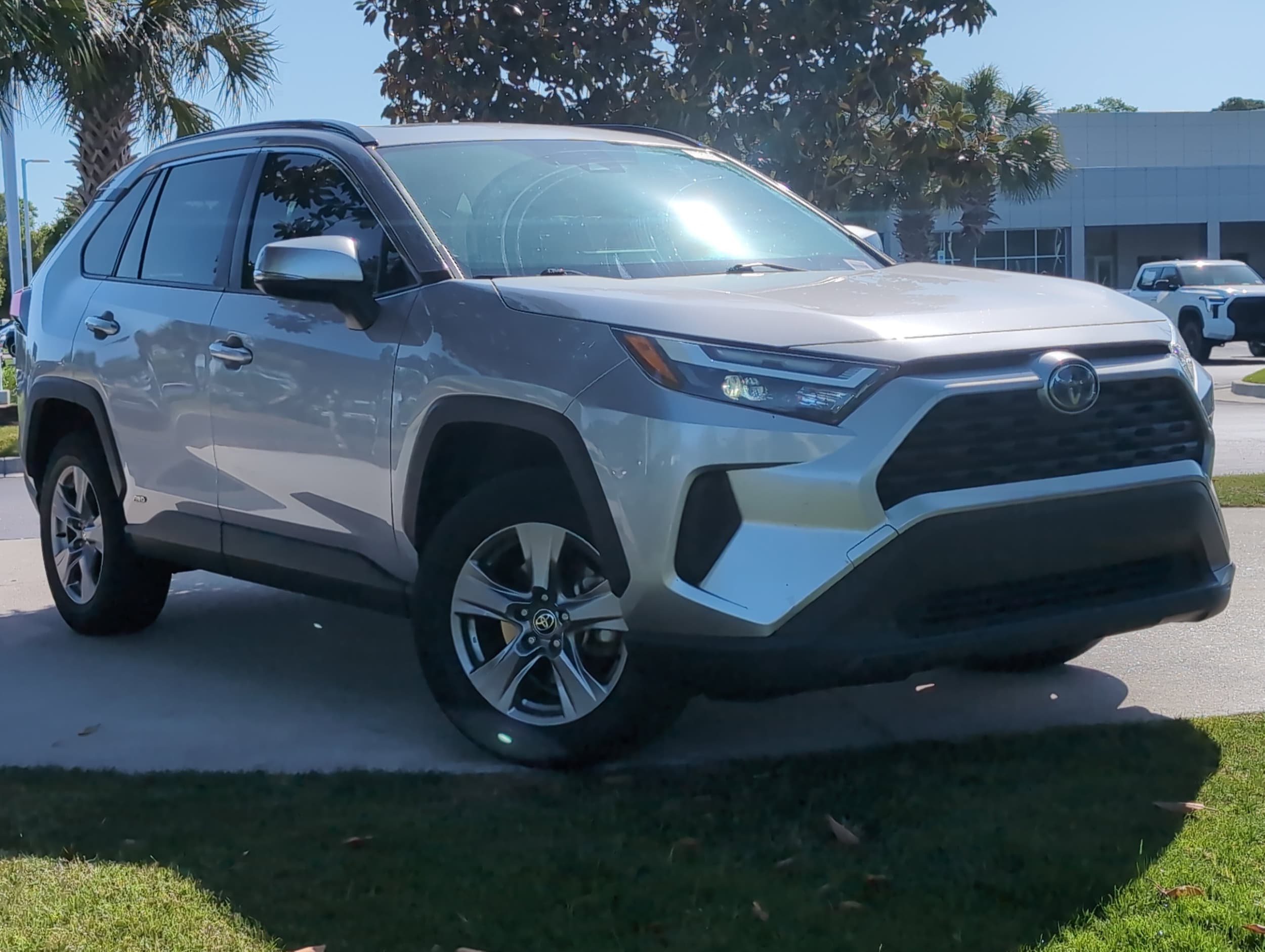 2023 Toyota RAV4 Hybrid XLE photo 2