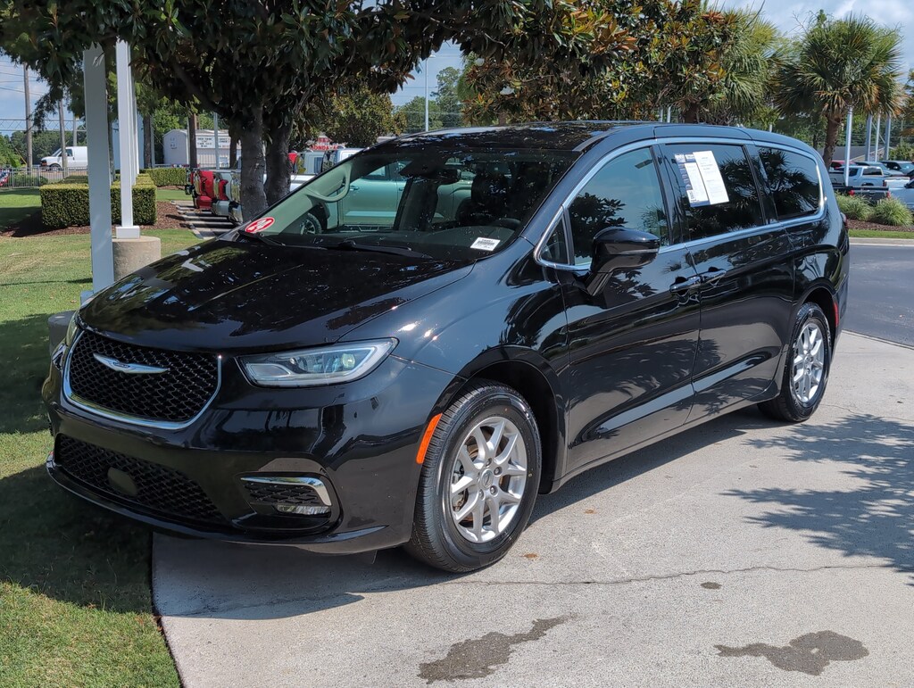 Used 2024 Chrysler Pacifica Touring L Minivan