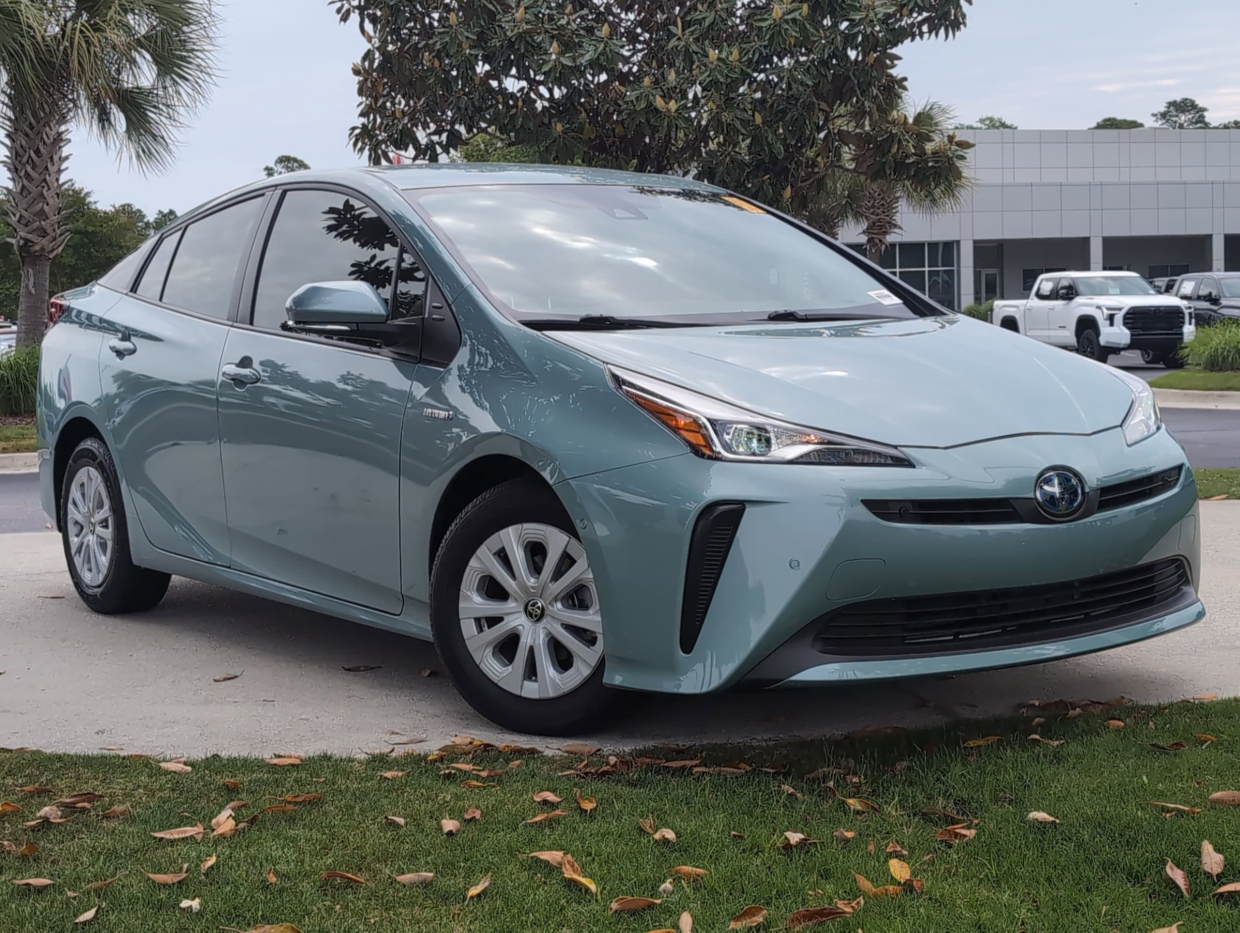 2022 Toyota Prius LE photo 2