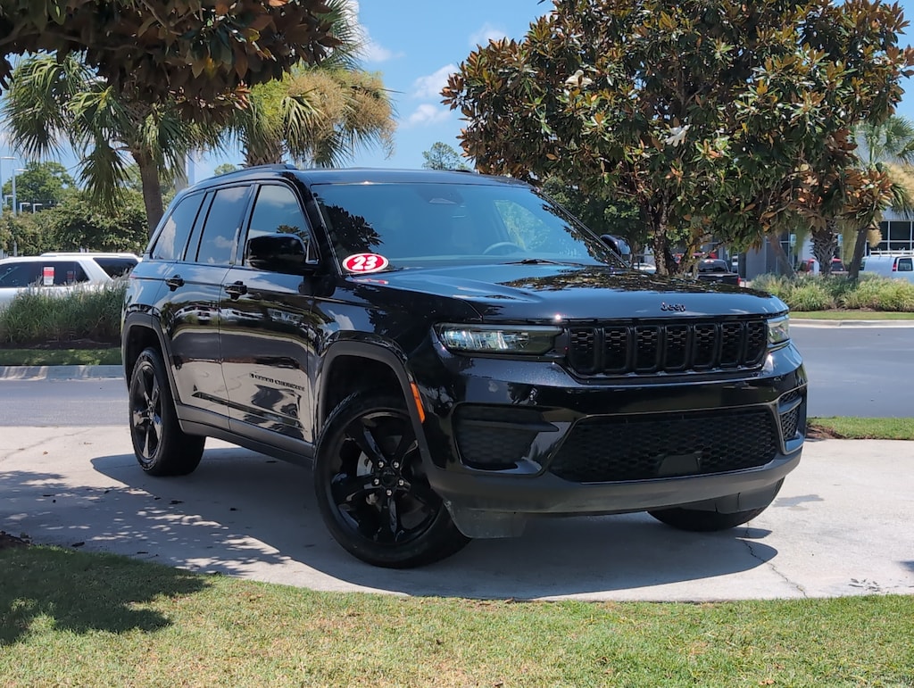 Used 2023 Jeep Grand Cherokee Altitude SUV
