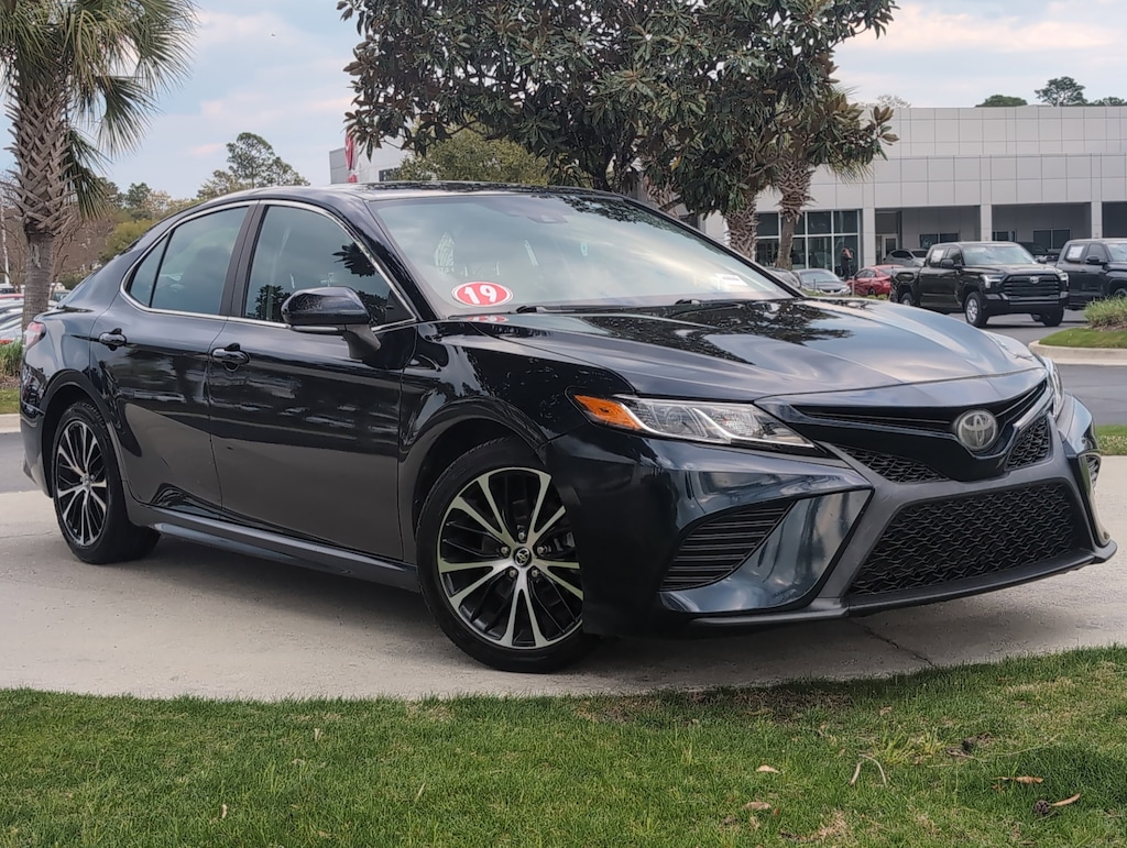 Used 2019 Toyota Camry SE Sedan