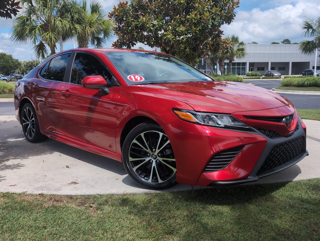 Used 2019 Toyota Camry SE Sedan