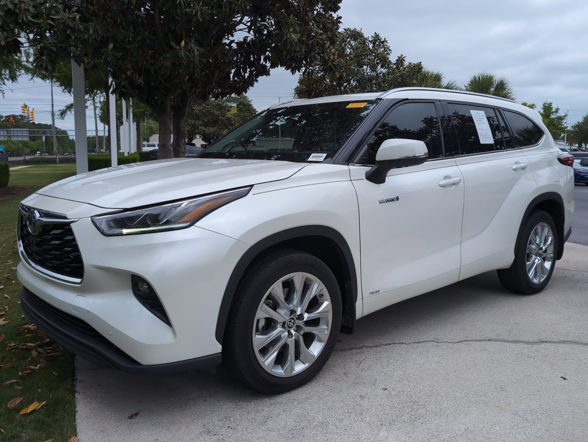 2021 Toyota Highlander Hybrid Limited photo 4